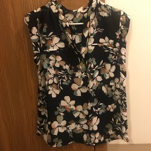 Short sleeve v-neck floral top - like new, size L
